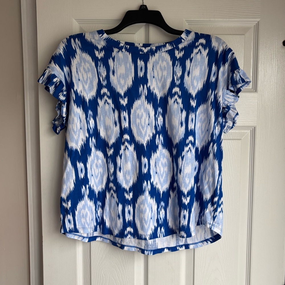 crown & ivy Blue and White Ikat Short Sleeve Ruffle Top